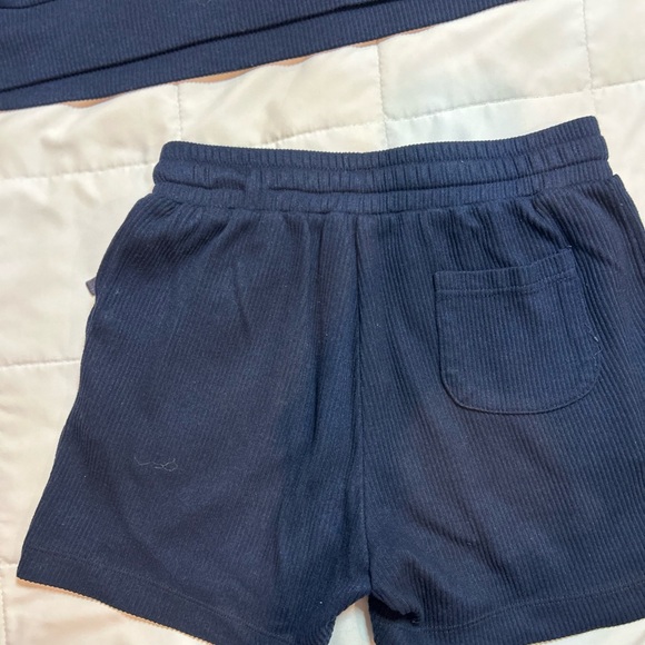 ALO - Matching set: Cropped hoodie and shorts with 3 inch inseam - Picture 5 of 9